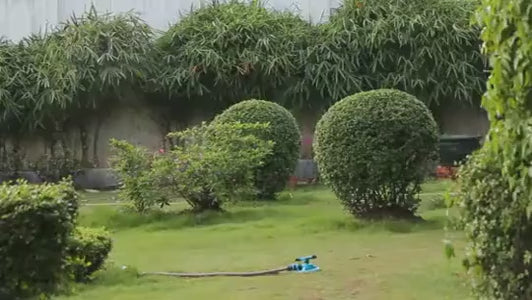 Automatic rotating sprinkler heads for garden lawns